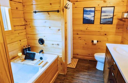 Luxe Lodge Escape - Hot Tub-Outdoor Movies-Game Room-Fire Pit - Foto 50