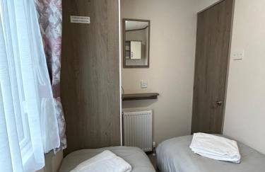 Delightful 2 bedroom Caravan, Pencnwc, New Quay - Photo 4