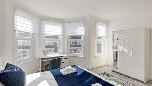 Modern 4 Bedroom House In Woodgreen - Foto 2, towels, wardrobe
