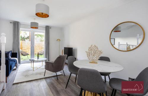 Woking 2 Bedroom House Parking Garden - Photo 2