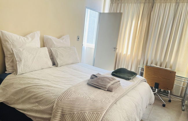 Spacious 1 Bedroom Apartment in Johannesburg - Photo 3