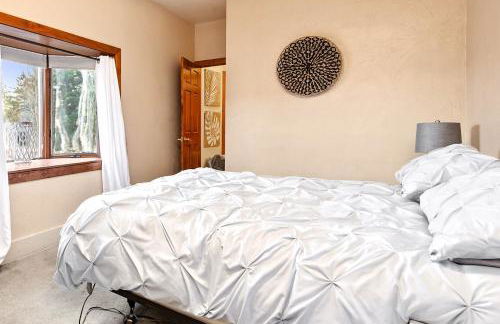 Cheerful 4BR Chalet with Seasonal Pool, Hot Tub - Foto 13