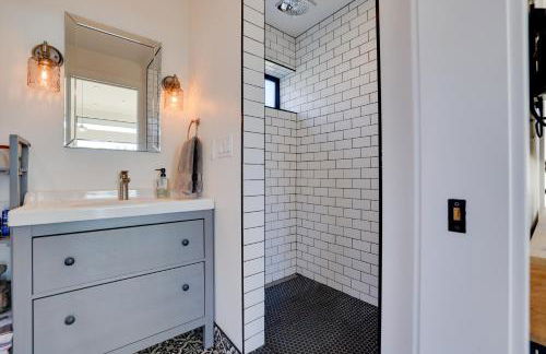 Luxe, Modern Studio with Sweeping City Views! - Foto 13