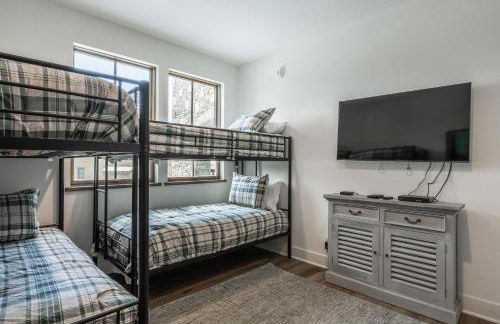 Newly Built Updated 3 Bed 2 and a half bath Creekhouse at Snowcrk Resort 1463 Amazing Mountain Views - Photo 37