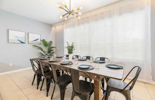 Family Retreat 6BR Villa with Private Pool, Spa & Theater near Disney - Foto 13