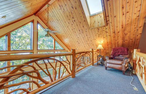 Waterfront Lake George Lodge with Boat Dock and Deck! - Foto 21