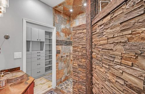 Lakeside Retreat with Hot Tub & Game Room home - Foto 38