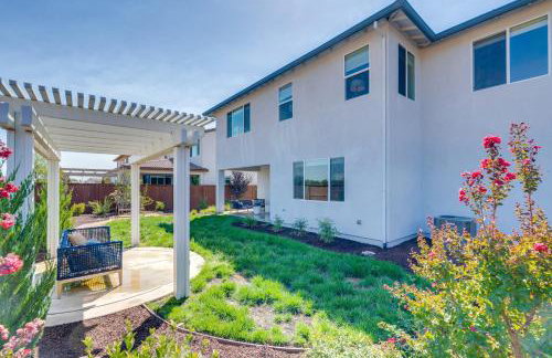 Elegant and Spacious Retreat with Yard in Woodland! - Foto 32