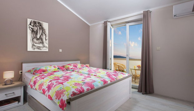 Detached Villa With Private Pool Located on Hill Overlooking Kvarner - Foto 3, Quarto