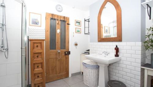 Restful and Cosy 4 Bed Home Minutes from the Beach - Foto 2