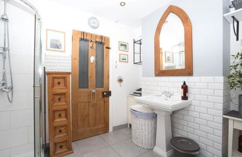 Restful and Cosy 4 Bed Home Minutes from the Beach - Foto 2