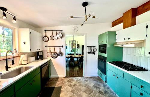 Spacious Retreat w/ Hot Tub. Perfect for Families - Photo 19