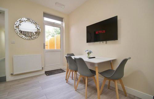 Hastings Manor - Free Netflix, Parking, WiFi & Private Garden - Foto 23
