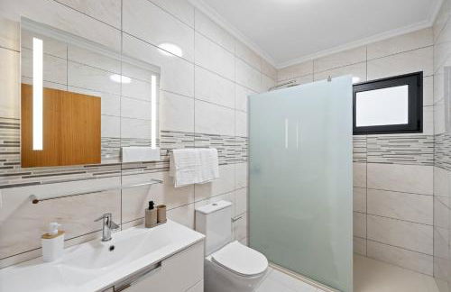 Calheta Paradise Holiday Home - Free Parking & Views - Photo 16