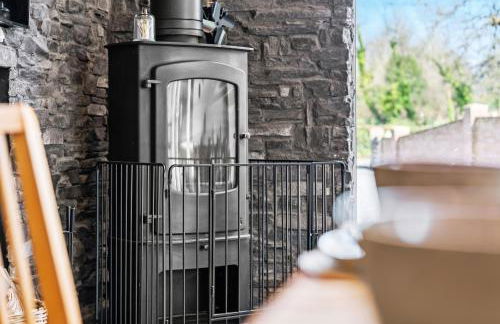 The Oaks Barn - A Countryside Luxury Rural Escape with Hot tub & Fire Pit! Tranquil Group Retreat - Sleeps 8, Pet Friendly & Off road Parking - By Blue Puffin Stays - Photo 39