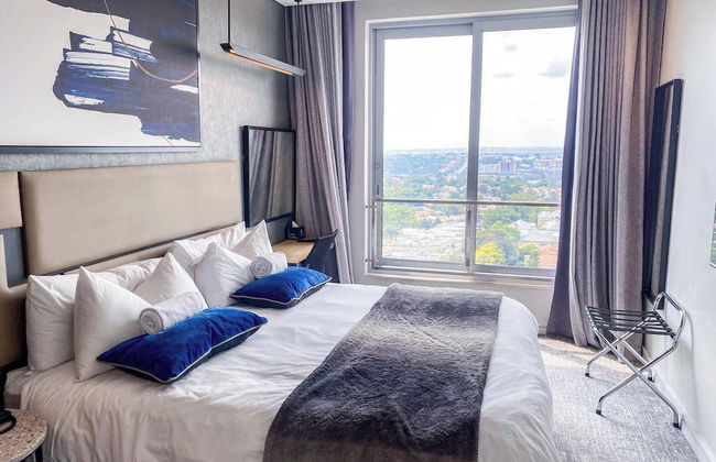 Sandtoncity-apartment-sleeps2-pool-parking - Photo 1