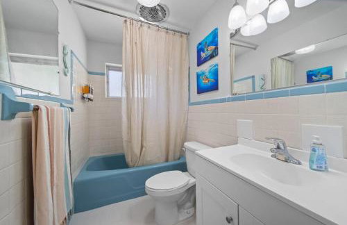 Tropical PoolHome Walk to Shops Near Beach - Foto 61