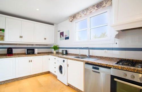 6 Bedroom Luxury Villa, Jacuzzi & heated pool 18 guests - Foto 12