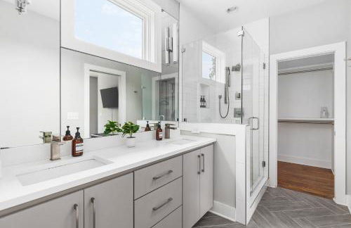 Modern Luxury with Rooftop Deck, 3 mi to Downtown - Foto 8