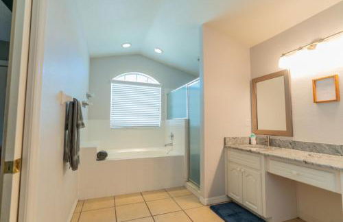 Spacious 4-bedroom 2-bath Abode - Foto 9