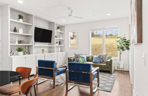 Walk to 12 South and Belmont with Garage FirePit and Patio - Foto 1