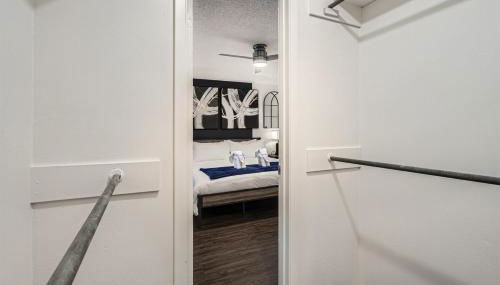 Your Modern King Suite Getaway - Sleeps 4 - Pool, Prkg - Foto 5