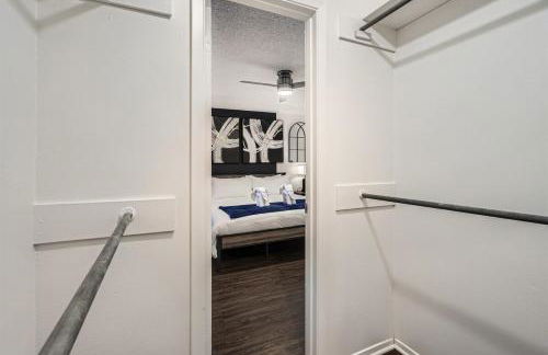 Your Modern King Suite Getaway - Sleeps 4 - Pool, Prkg - Foto 5