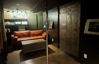 The Vault - Hidden Playroom For Couples - Private Hot Tub - Mountain Views - Riverfront - Foto 31