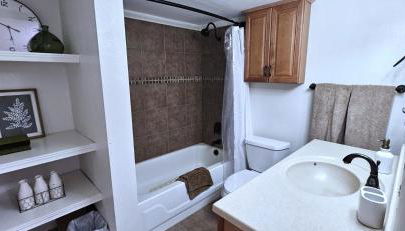 2 Bedroom, Washer-Dryer, Sleeps 6, lower, No Kitchen - Foto 5