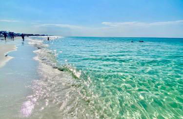 Golden Hour Getaway- Guest Favorite, 2 Min to Beach, Seasonal Pool & Arcade - Foto 15