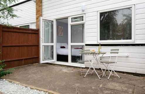 Beautiful Orpington Home w Pool Table and Driveway - Photo 9