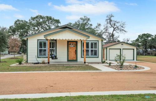 Upscale Home With Pool and Firepit - Close to Mercer St! - Foto 6