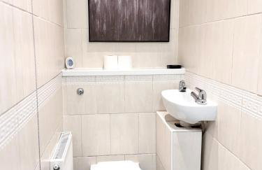 Lux 4 Bedroom House - Jacuzzi Bath Sleeps 9 Free Parking Near Leeds Centre - Foto 32