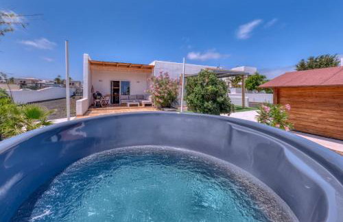 Chalet Emily Alpine Chic with Hot Tub and Ocean View By Lanzarote Vacation Homes - Foto 6