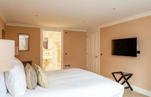 Dragon Suites Luxury Apartments at Rutland Square - Photo 9