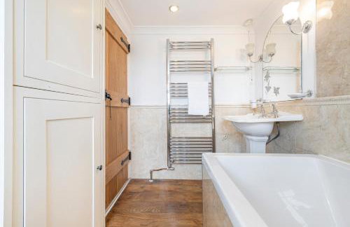 East Sussex Manor - Sleeps 12 - Hot Tub & Parking - Foto 15