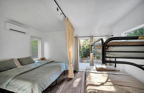 Upcycled Shipping Containers Transformed into a Glamping Home for a Unique Florida Vacation - Foto 49