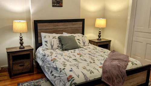 Relaxing Rustic Oasis, Unit A - 6 minute walk to Downtown! Pet-friendly & Cyclists Welcome! - Foto 3