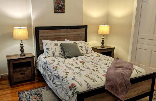 Relaxing Rustic Oasis, Unit A - 6 minute walk to Downtown! Pet-friendly & Cyclists Welcome! - Foto 3