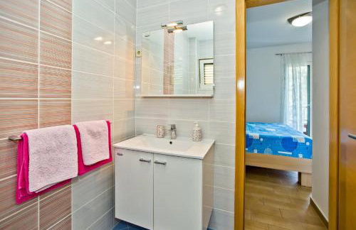 Luxurious Apartments Maslina with Beach - Photo 16