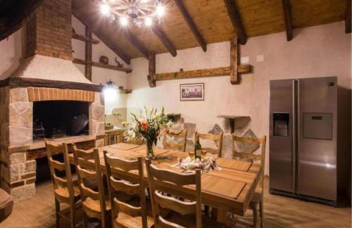 Villa Falcon Rook - Four-Bedroom Villa with Terrace and Swimming Pool - Photo 17