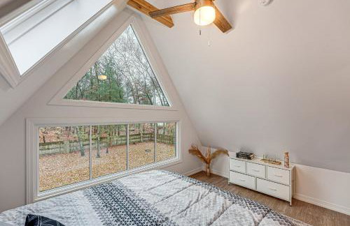 Walk to Fox Lake Pet-Friendly A-Frame with Fire Pit - Foto 17