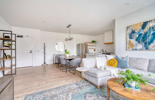 The Cascadia Retreat - Luxury Home - 90 WalkScore - Photo 6