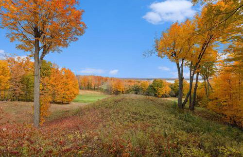 Scenic AGaMing Escape Torch Lake Views and Golf - Foto 34