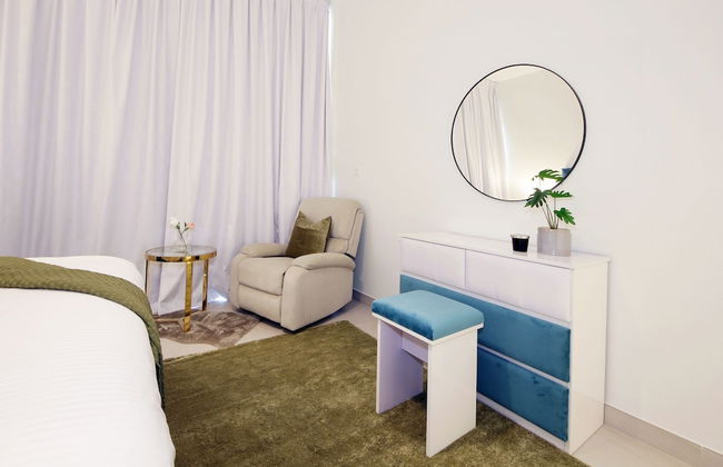 Luxury StayCation - Spacious Apartment Amidst Lush Green Parks - Photo 5