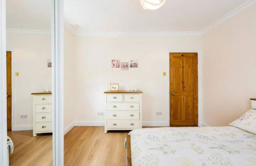 Bikki Apartments - 2 Bed - Free Parking - Own Entrance - Photo 10