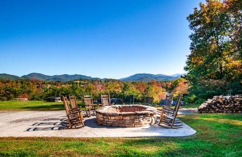 Elegant Cades Cove Condo with Community Pool - Foto 5