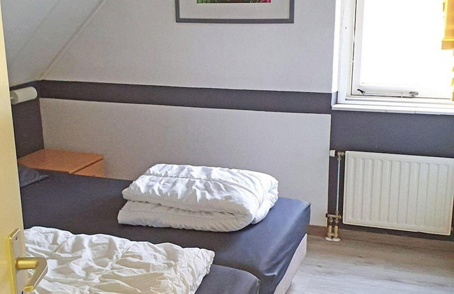 Appealing Bungalow With Garden - Photo 10