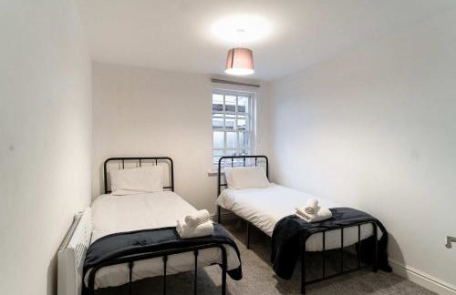 Lovely 2 Bed Harbourside Apartment with Sea Views - Photo 4