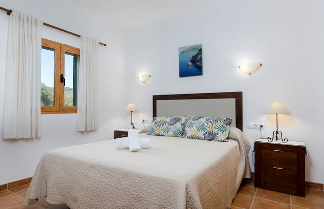 Private Villa With Inviting Space - Photo 8